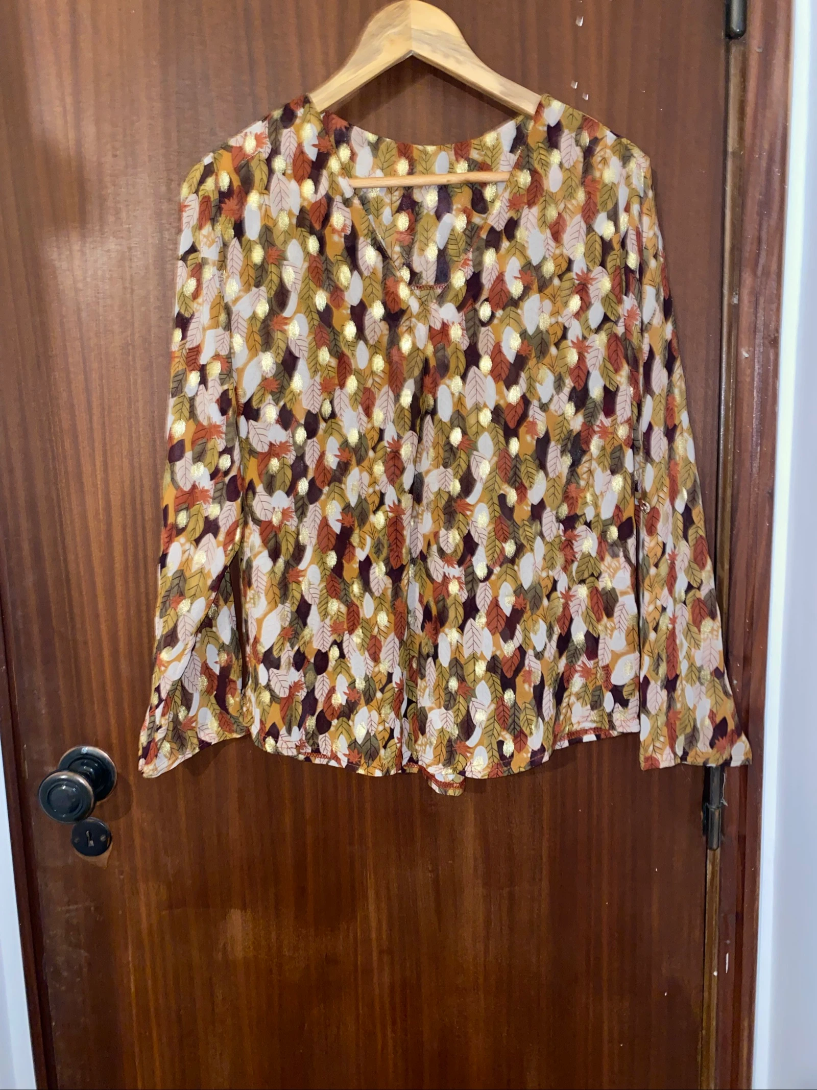 Blusa escote V estampado de hojas doradas – photo 2